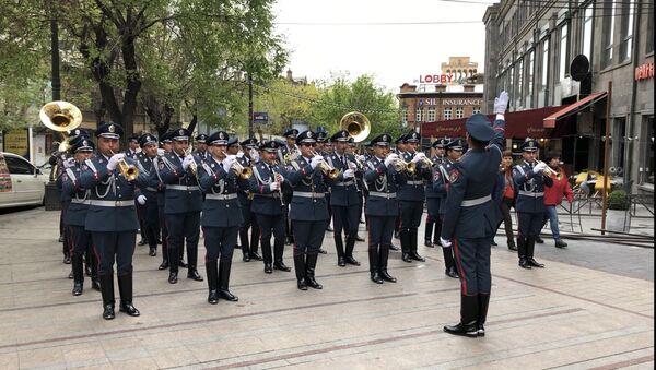 Полицейский оркестр устроил праздничный тур в центре Еревана - Sputnik Армения