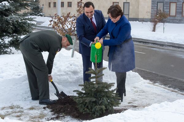 Министры обороны Армении и Грузии Сейран Оганян и Тинатин Хидашели подписали в понедельник договор о военном сотрудничестве на 2016 год Министры обороны Армении и Грузии Сейран Оганян и Тинатин Хидашели подписали в понедельник договор о военном сотрудничестве на 2016 год - Sputnik Արմենիա