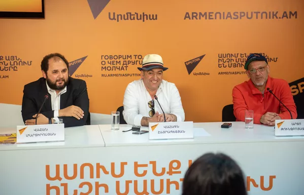 Ваан Мартиросян, Ваагн Айрапетян и Арто Тунчбояджян на пресс-конференции о ходе концерта Gate of Frequency (17 апреля 2019). Еревaн Ваан Мартиросян, Ваагн Айрапетян и Арто Тунчбояджян на пресс-конференции о ходе концерта Gate of Frequency (17 апреля 2019). Еревaн - Sputnik Армения