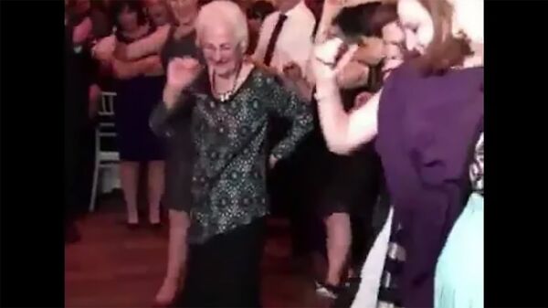 96-летняя женщина разрывает танцпол - Sputnik Армения