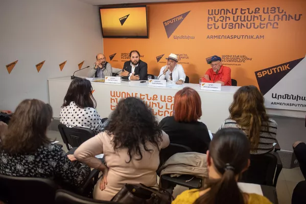Ваан Мартиросян, Ваагн Айрапетян и Арто Тунчбояджян на пресс-конференции о ходе концерта Gate of Frequency (17 апреля 2019). Еревaн Ваан Мартиросян, Ваагн Айрапетян и Арто Тунчбояджян на пресс-конференции о ходе концерта Gate of Frequency (17 апреля 2019). Еревaн - Sputnik Армения