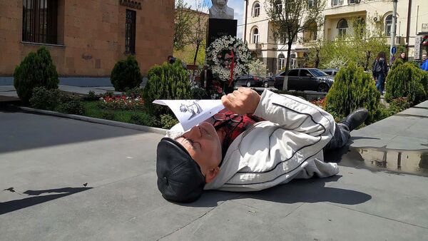 Лежачий протест Вардгеса Гаспари перед зданием полиции (17 апреля 2019). Еревaн - Sputnik Արմենիա