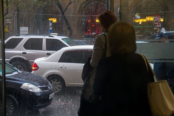 Гром и молнии, ливень и град: погода в Ереване разошлась не на шутку — фото - Sputnik Армения