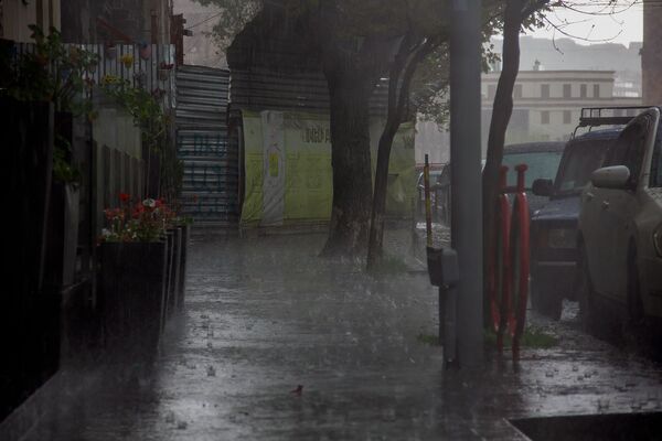 Гром и молнии, ливень и град: погода в Ереване разошлась не на шутку — фото - Sputnik Армения