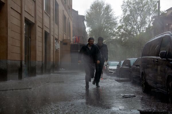 В Ереване пора перемещаться на лодках: почему ливни приводят к затоплению столицы В Ереване пора перемещаться на лодках: почему ливни приводят к затоплению столицы - Sputnik Армения