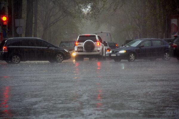В Ереване пора перемещаться на лодках: почему ливни приводят к затоплению столицы В Ереване пора перемещаться на лодках: почему ливни приводят к затоплению столицы - Sputnik Армения