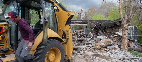 Мэрия Еревана приступила к сносу кафе в Кольцевом парке (17 апреля 2019). Ереван - Sputnik Армения