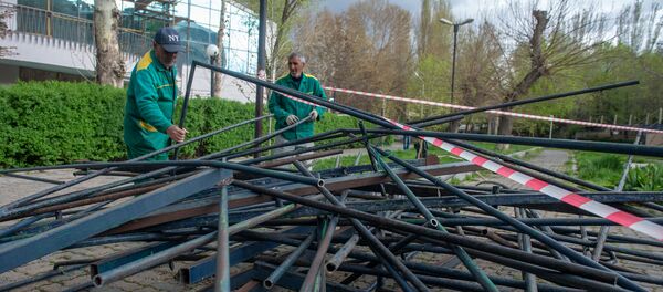 Мэрия Еревана приступила к сносу кафе в Кольцевом парке (17 апреля 2019). Ереван - Sputnik Արմենիա