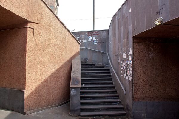 Публичный акт сморкания, или Как в мэрии Еревана придумали изящный способ отбить обоняние Публичный акт сморкания, или Как в мэрии Еревана придумали изящный способ отбить обоняние - Sputnik Армения