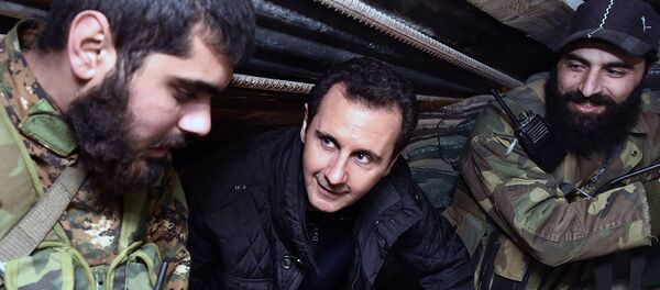 Президент Сирии Башар Асад говорит с сирийскими военными во время своего визита на линию фронта в районе Джобар (15 декабря 2019). Дамаск - Sputnik Армения