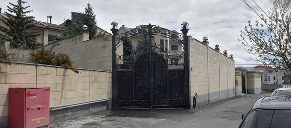 Сотрудники СНБ Армении проводят обыск в доме Миграна Погосяна (18 апреля 2019). Еревaн Сотрудники СНБ Армении проводят обыск в доме Миграна Погосяна (18 апреля 2019). Еревaн - Sputnik Արմենիա