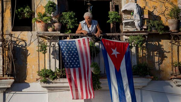 Украшенный флагами США и Кубы балкон в Старой Гаване (19 декабря 2014). Куба - Sputnik Արմենիա