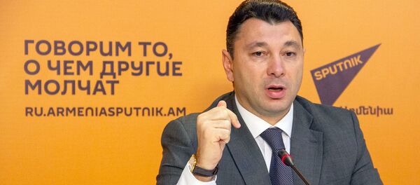 Эдуард Шармазанов на пресс-конференции Внутренняя и внешнеполитическая повестка и вызовы, стоящие перед Арменией (19 апреля 2019). Еревaн Эдуард Шармазанов на пресс-конференции Внутренняя и внешнеполитическая повестка и вызовы, стоящие перед Арменией (19 апреля 2019). Еревaн - Sputnik Армения