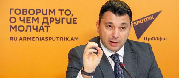 Эдуард Шармазанов на пресс-конференции Внутренняя и внешнеполитическая повестка и вызовы, стоящие перед Арменией (19 апреля 2019). Еревaн Эдуард Шармазанов на пресс-конференции Внутренняя и внешнеполитическая повестка и вызовы, стоящие перед Арменией (19 апреля 2019). Еревaн - Sputnik Արմենիա