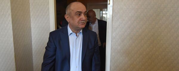 Самвел Бабаян перед началом пресс-конференции (19 апреля 2019). Еревaн Самвел Бабаян перед началом пресс-конференции (19 апреля 2019). Еревaн - Sputnik Արմենիա