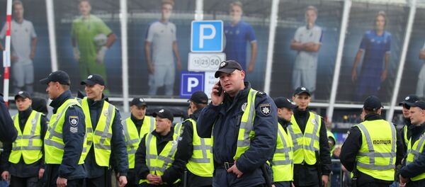 Сотрудники полиции у НСК Олимпийский где пройдут дебаты между кандидатами в президенты Петром Порошенко и Владимиром Зеленским (19 апреля 2019). Киев Сотрудники полиции у НСК Олимпийский где пройдут дебаты между кандидатами в президенты Петром Порошенко и Владимиром Зеленским (19 апреля 2019). Киев - Sputnik Արմենիա