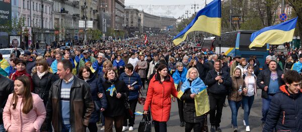 Украинцы на улице Крещатик перед началом дебатов между кандидатами в президенты Петром Порошенко и Владимиром Зеленским в Олимпийском стадионе (19 апреля 2019). Киев Украинцы на улице Крещатик перед началом дебатов между кандидатами в президенты Петром Порошенко и Владимиром Зеленским в Олимпийском стадионе (19 апреля 2019). Киев - Sputnik Армения