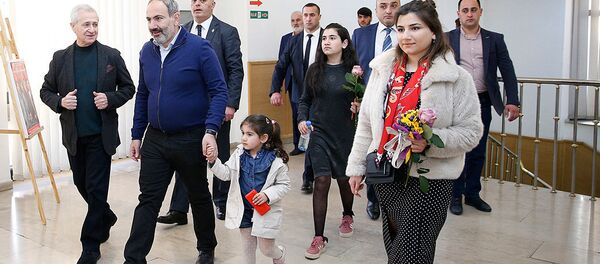 Премьер-министр Никол Пашинян с дочерьми посетили пьесу Рыба без воды или suicide в театре имени Грачьи Капланяна (13 апреля 2019). Еревaн Премьер-министр Никол Пашинян с дочерьми посетили пьесу Рыба без воды или suicide в театре имени Грачьи Капланяна (13 апреля 2019). Еревaн - Sputnik Армения