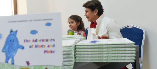 Нунэ Саркисян с внучкой Саванной на презентации книги Приключения голубого бегемотика и розовой мышки (19 апреля 2019). Еревaн - Sputnik Արմենիա