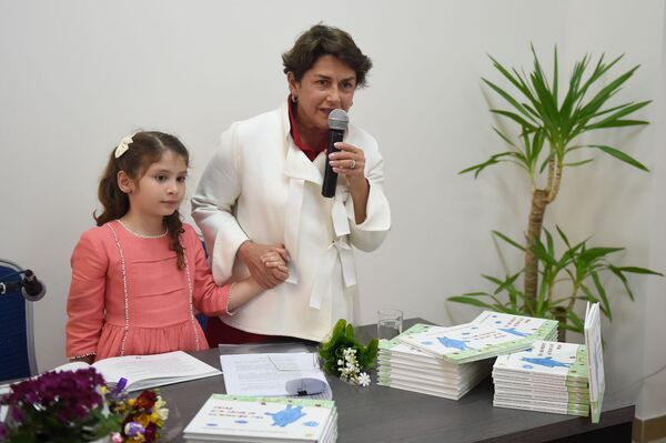 Веди себя тихо, хорошо? Жена президента Армении презентовала свою с внучкой книгу - Sputnik Армения