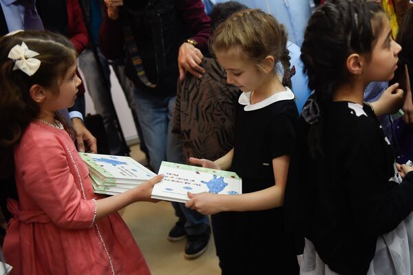 Веди себя тихо, хорошо? Жена президента Армении презентовала свою с внучкой книгу - Sputnik Армения