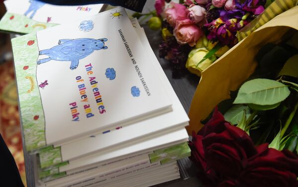 Презентация книги Нунэ и Саванны Саркисян Приключения голубого бегемотика и розовой мышки (19 апреля 2019). Еревaн - Sputnik Армения