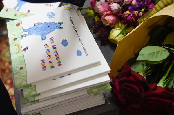 Веди себя тихо, хорошо? Жена президента Армении презентовала свою с внучкой книгу - Sputnik Армения