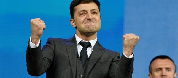 Кандидат в президенты от партии Слуга народа Владимир Зеленский во время дебатов с действующим президентом Украины, кандидатом в президенты Петром Порошенко в НСК Олимпийский (19 апреля 2019). Киев Кандидат в президенты от партии Слуга народа Владимир Зеленский во время дебатов с действующим президентом Украины, кандидатом в президенты Петром Порошенко в НСК Олимпийский (19 апреля 2019). Киев - Sputnik Армения