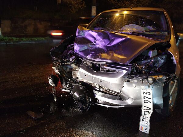 Վթար Երևանում՝ Տարոն Մարգարյանի տան մոտ. ուղևորները հիվանդանոց են տեղափոխվել. լուսանկարներ - Sputnik Արմենիա