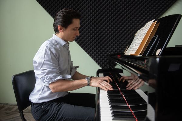 Просто мне без нее плохо! Виртуоз Романовский о музыке, итальянской Армении и попсе Просто мне без нее плохо! Виртуоз Романовский о музыке, итальянской Армении и попсе - Sputnik Армения