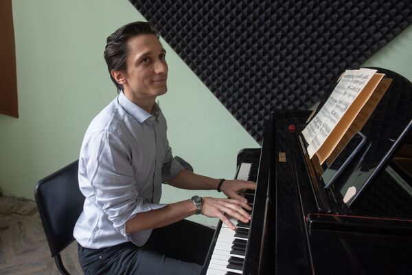 «Առանց դրա վատ է». դաշնակահար Ռոմանովսկին` Հայաստանի, դասական և փոփ երաժշտության մասին «Առանց դրա վատ է». դաշնակահար Ռոմանովսկին` Հայաստանի, դասական և փոփ երաժշտության մասին - Sputnik Արմենիա