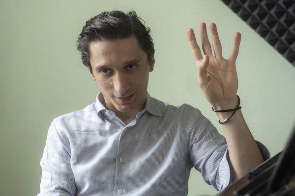 Просто мне без нее плохо! Виртуоз Романовский о музыке, итальянской Армении и попсе Просто мне без нее плохо! Виртуоз Романовский о музыке, итальянской Армении и попсе - Sputnik Армения