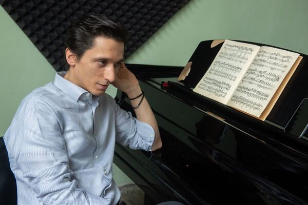 Просто мне без нее плохо! Виртуоз Романовский о музыке, итальянской Армении и попсе Просто мне без нее плохо! Виртуоз Романовский о музыке, итальянской Армении и попсе - Sputnik Армения