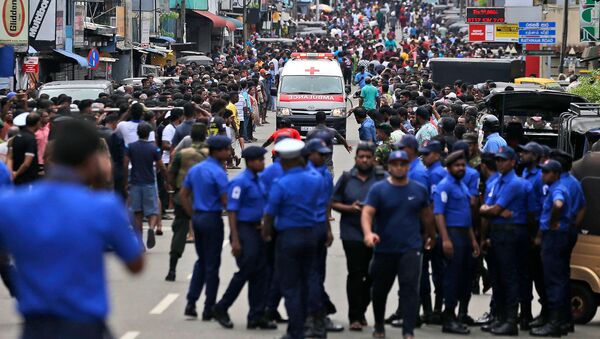 Сотрудники полиции Коломбо освобождают дорогу для кареты скорой помощи, на которой перевозят раненых от взрывов в (21 апреля 2019). Шри-Ланка - Sputnik Արմենիա