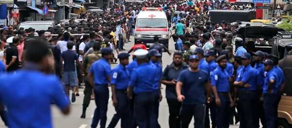 Сотрудники полиции Коломбо освобождают дорогу для кареты скорой помощи, на которой перевозят раненых от взрывов в (21 апреля 2019). Шри-Ланка Сотрудники полиции Коломбо освобождают дорогу для кареты скорой помощи, на которой перевозят раненых от взрывов в (21 апреля 2019). Шри-Ланка - Sputnik Արմենիա