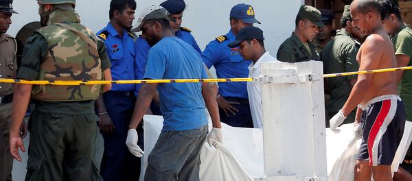 Мужчины несут тела к машинам скорой помощи возле церкви Святого Антония в Коломбо после взрыва (21 апреля 2019). Шри-Ланка Мужчины несут тела к машинам скорой помощи возле церкви Святого Антония в Коломбо после взрыва (21 апреля 2019). Шри-Ланка - Sputnik Արմենիա