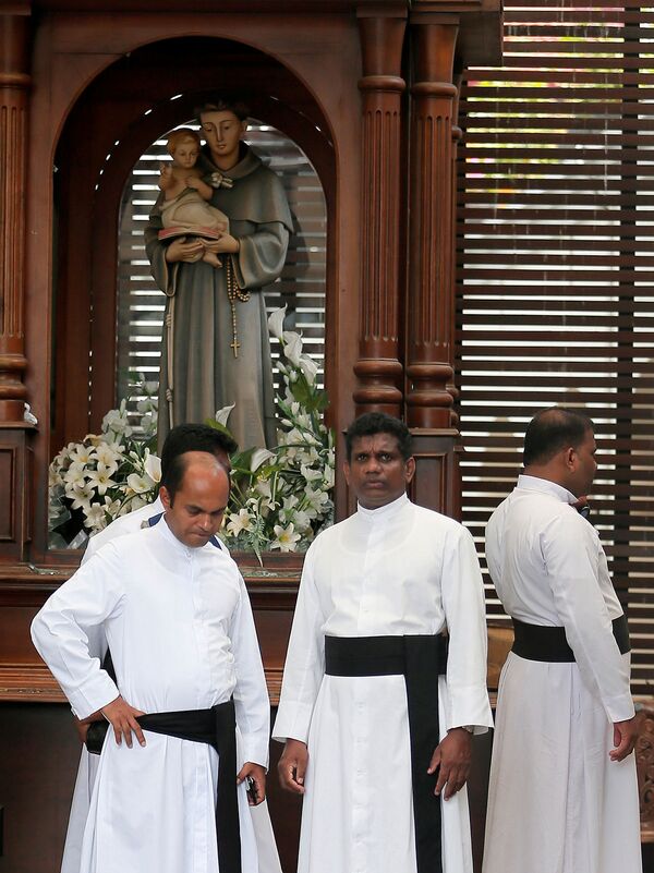 Священнослужители внутри церкви Святого Антония в Коломбо после взрыва (21 апреля 2019). Шри-Ланка - Sputnik Армения