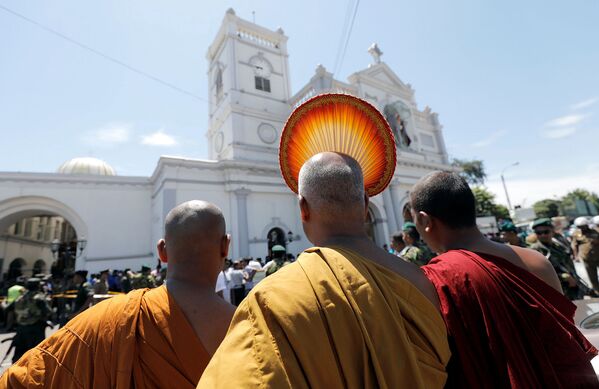 Բուդդայականները Սուրբ Անտոնիոյի եկեղեցու գավթում, որտեղ տեղի է ունեցել ահաբեկչությունների շարքի առաջին պայթյուններից մեկը. Կոլոմբո, Շրի Լանկա, 21 ապրիլի 2019 թ. - Sputnik Արմենիա