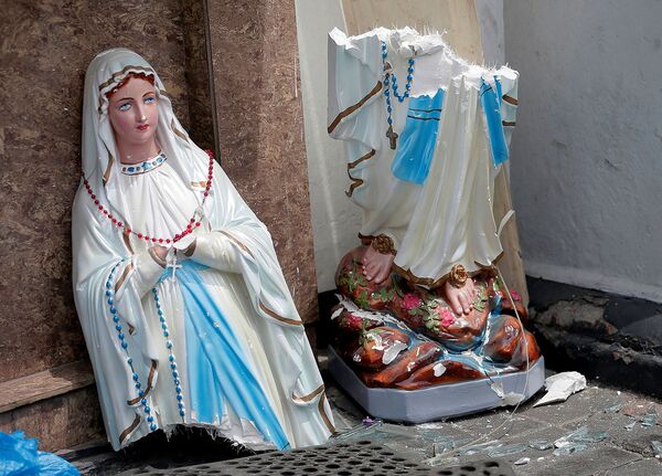 Կույս Մարիամի ահաբեկչության ընթացքում կոտրված արձանը՝ Սուրբ Անտոնիոյի եկեղեցում, որտեղ տեղի է ունեցել ահաբեկչությունների շարքի առաջին պայթյուններից մեկը. Կոլոմբո, Շրի Լանկա, 21 ապրիլի 2019 թ. - Sputnik Արմենիա