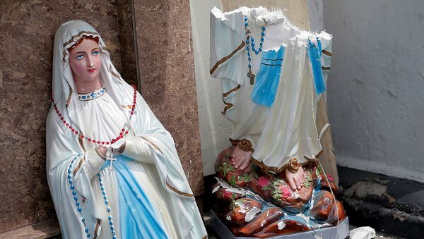 Разбитая после взрыва статуя Девы Марии перед святыней Святого Антония церкви Коччикаде в Коломбо (21 апреля 2019). Шри-Ланка - Sputnik Արմենիա