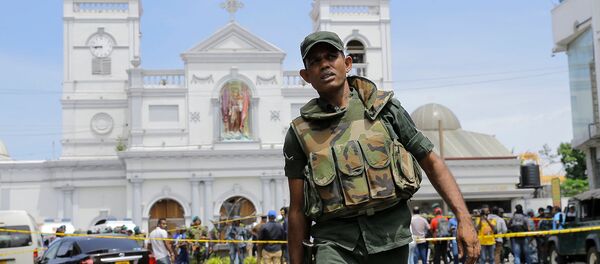 Солдат армии Шри-Ланки охраняет область вокруг святыни Святого Антония после взрыва в Коломбо (21 апреля 2019). Шри-Ланка Солдат армии Шри-Ланки охраняет область вокруг святыни Святого Антония после взрыва в Коломбо (21 апреля 2019). Шри-Ланка - Sputnik Արմենիա