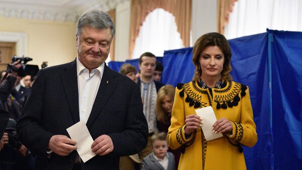 Действующий президент Украины Петр Порошенко с супругой Мариной во время голосования на одном из избирательных участков в день второго тура выборов президента Украины (21 апреля 2019). Киев - Sputnik Արմենիա