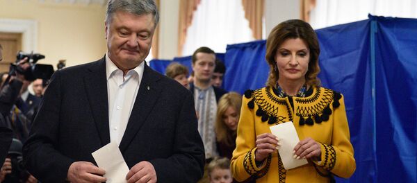 Действующий президент Украины Петр Порошенко с супругой Мариной во время голосования на одном из избирательных участков в день второго тура выборов президента Украины (21 апреля 2019). Киев - Sputnik Արմենիա