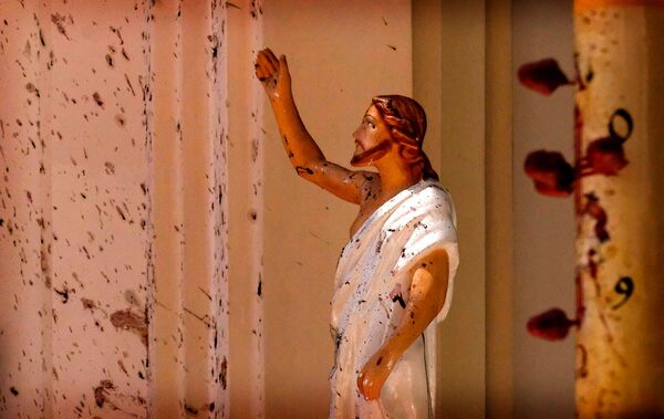 Հիսուս Քրիստոսի արձանը ահաբեկչության հետևանքով առաջացած արյան հետքերով Սուրբ Սեբաստյանի եկեղեցում. Նեգոմբո, Շրի Լանկա, 21 ապրիլի 2019 թ. - Sputnik Արմենիա