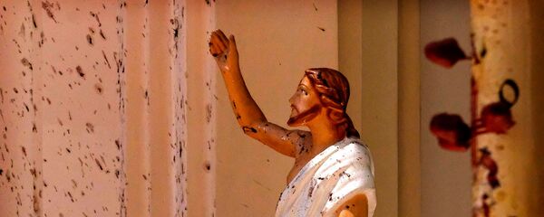 Пятна крови на статуе Иисуса Христа в церкви Святого Себастьяна после взрыва в Негомбо, к северу от Коломбо (21 апреля 2019). Шри-Ланка Пятна крови на статуе Иисуса Христа в церкви Святого Себастьяна после взрыва в Негомбо, к северу от Коломбо (21 апреля 2019). Шри-Ланка - Sputnik Армения