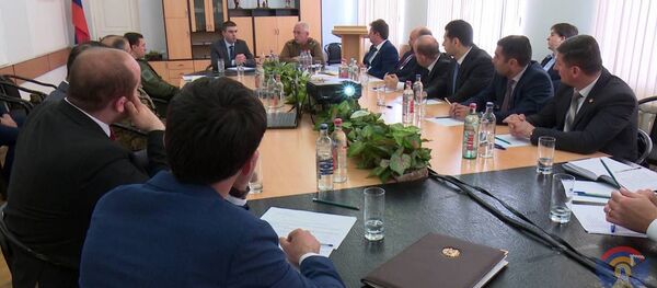 Визит армянской делегации во главе с министром обороны Давидом Тонояном в Карабах (21 апреля 2019). Степанакерт - Sputnik Արմենիա