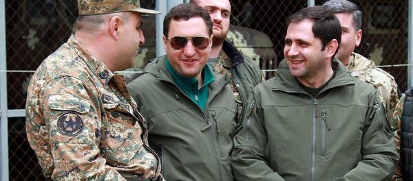 Визит армянской делегации во главе с министром обороны Давидом Тонояном в Карабах (21 апреля 2019). Степанакерт - Sputnik Армения