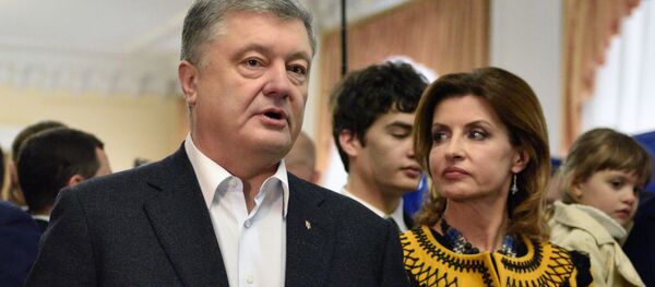 Действующий президент Украины Петр Порошенко с супругой Мариной во время голосования на одном из избирательных участков в день второго тура выборов президента Украины (21 апреля 2019). Киев - Sputnik Արմենիա