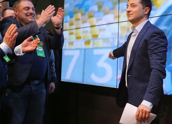 Кандидат в президенты от партии Слуга народа Владимир Зеленский в собственном штабе во время объявления первых итогов голосования второго тура выборов президента Украины (21 апреля 2019). Киев - Sputnik Армения