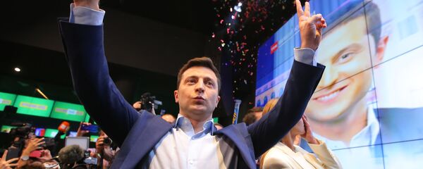 Кандидат в президенты от партии Слуга народа Владимир Зеленский в собственном штабе во время объявления первых итогов голосования второго тура выборов президента Украины (21 апреля 2019). Киев Кандидат в президенты от партии Слуга народа Владимир Зеленский в собственном штабе во время объявления первых итогов голосования второго тура выборов президента Украины (21 апреля 2019). Киев - Sputnik Արմենիա